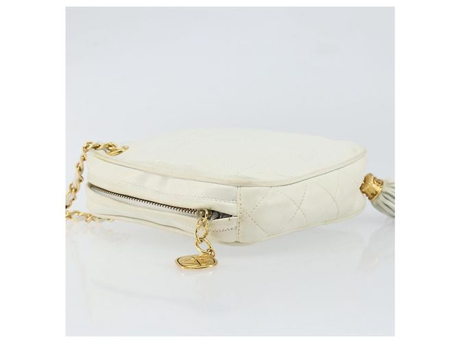 CHANEL Bolso de Hombro con Cadena de Piel de Cordero Blanco Oro CC - vista 4