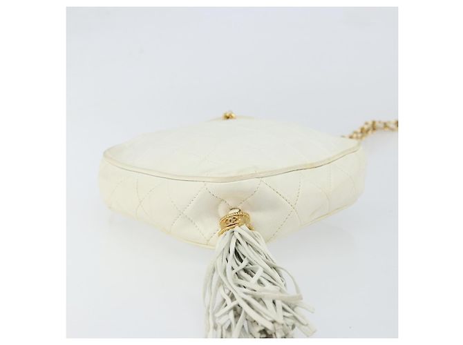 CHANEL Bolso de Hombro con Cadena de Piel de Cordero Blanco Oro CC - vista 5