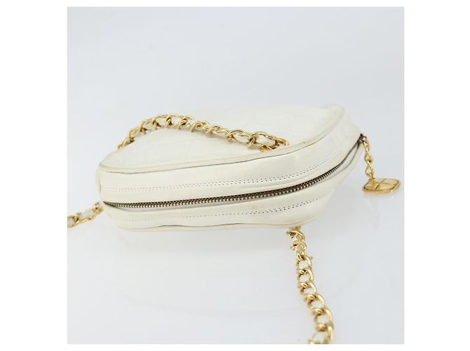 CHANEL Bolso de Hombro con Cadena de Piel de Cordero Blanco Oro CC - vista 6