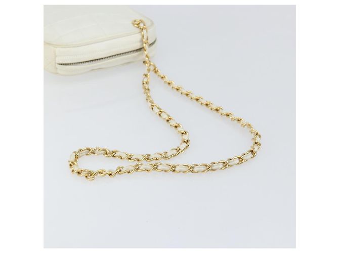 CHANEL Bolso de Hombro con Cadena de Piel de Cordero Blanco Oro CC - vista 7