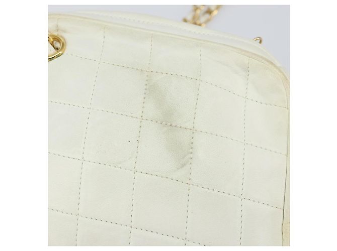 CHANEL Bolso de Hombro con Cadena de Piel de Cordero Blanco Oro CC - vista 8