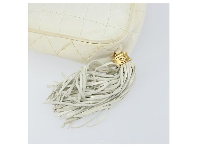 CHANEL Bolso de Hombro con Cadena de Piel de Cordero Blanco Oro CC - vista 9