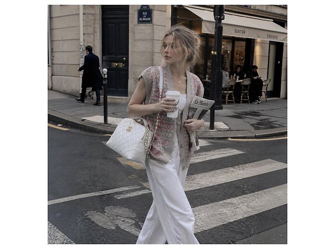 Bolsa Bowling Chanel em couro de bezerro envelhecido branco - vista 2