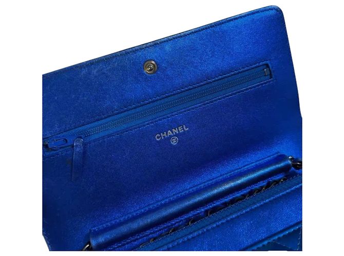 CHANEL Boy Wallet on Chain aus gestepptem Lackleder Blau - Ansicht 10
