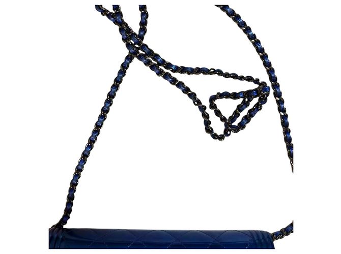 CHANEL Boy Wallet on Chain aus gestepptem Lackleder Blau - Ansicht 11