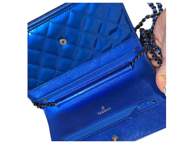 CHANEL Boy Wallet on Chain aus gestepptem Lackleder Blau - Ansicht 12
