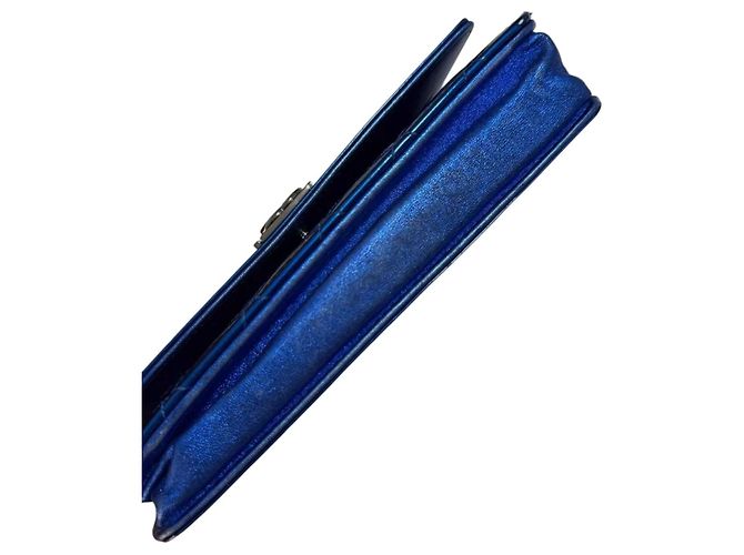 CHANEL Boy Wallet on Chain aus gestepptem Lackleder Blau - Ansicht 13