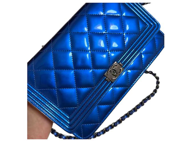 CHANEL Boy Wallet on Chain aus gestepptem Lackleder Blau - Ansicht 4
