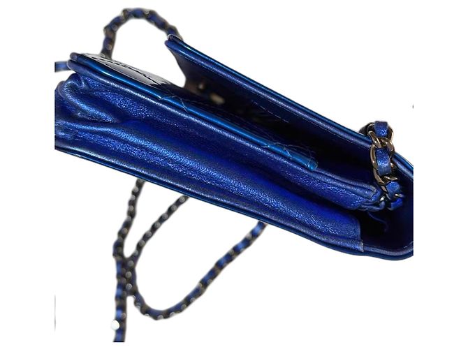 CHANEL Boy Wallet on Chain aus gestepptem Lackleder Blau - Ansicht 5