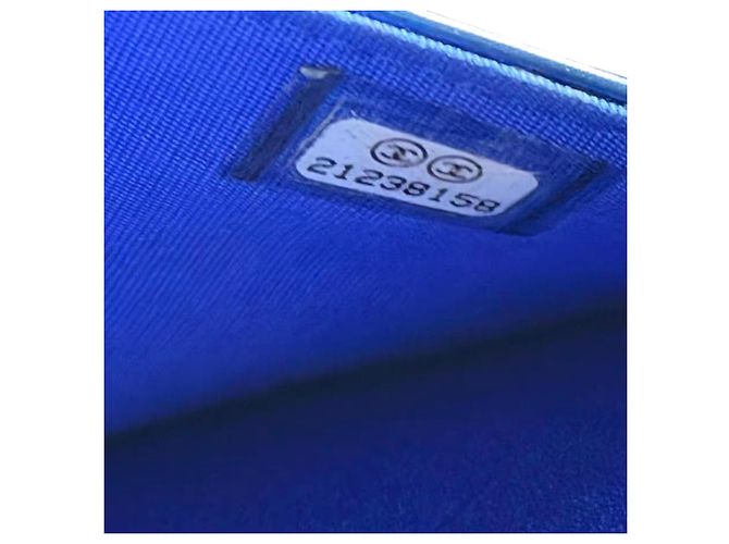 CHANEL Boy Wallet on Chain aus gestepptem Lackleder Blau - Ansicht 6