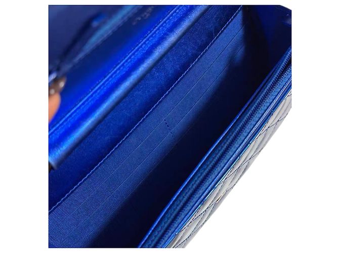 CHANEL Boy Wallet on Chain aus gestepptem Lackleder Blau - Ansicht 7