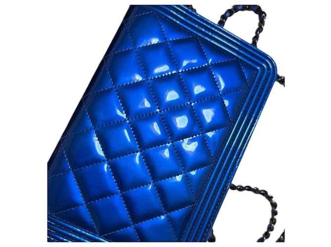 CHANEL Boy Wallet on Chain aus gestepptem Lackleder Blau - Ansicht 8