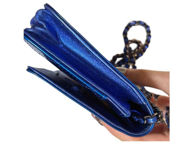 CHANEL Boy Wallet on Chain aus gestepptem Lackleder Blau - Ansicht 9