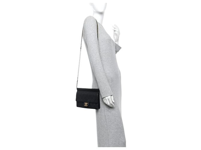 Timeless Chanel gesteppte Ziegenleder-Klapptasche mit Perlenkette Schwarz - Ansicht 13