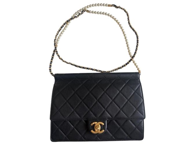 Timeless Chanel gesteppte Ziegenleder-Klapptasche mit Perlenkette Schwarz - Ansicht 4