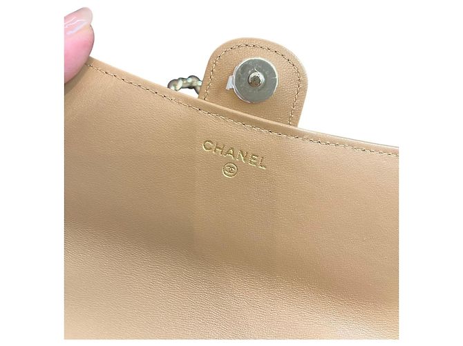 Borsa a patta porta-cellulare Chanel in pelle d'agnello matelassé beige e marrone con catena e hardware light gold, 2023 - vista 10