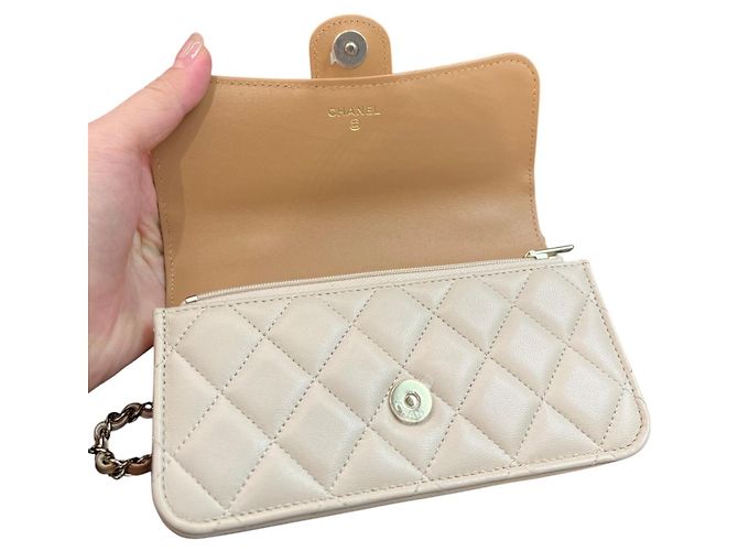 Borsa a patta porta-cellulare Chanel in pelle d'agnello matelassé beige e marrone con catena e hardware light gold, 2023 - vista 11