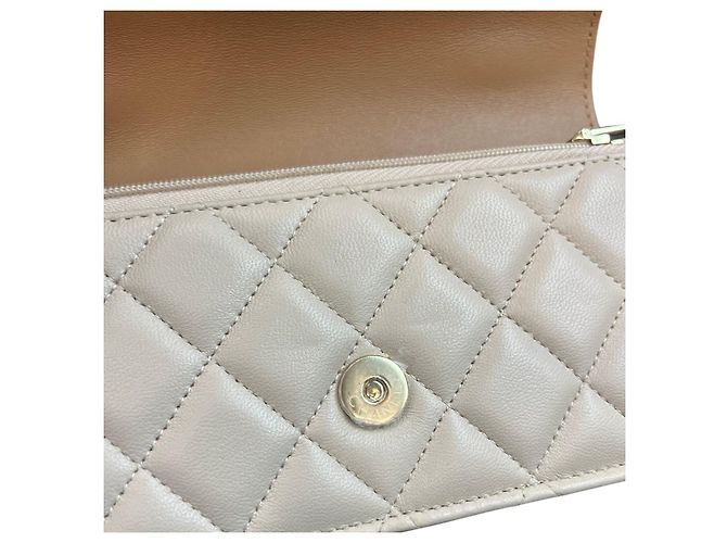 Borsa a patta porta-cellulare Chanel in pelle d'agnello matelassé beige e marrone con catena e hardware light gold, 2023 - vista 13