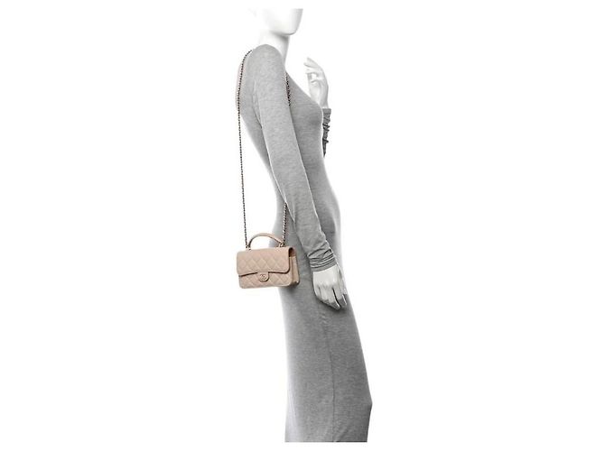 Borsa a patta porta-cellulare Chanel in pelle d'agnello matelassé beige e marrone con catena e hardware light gold, 2023 - vista 14