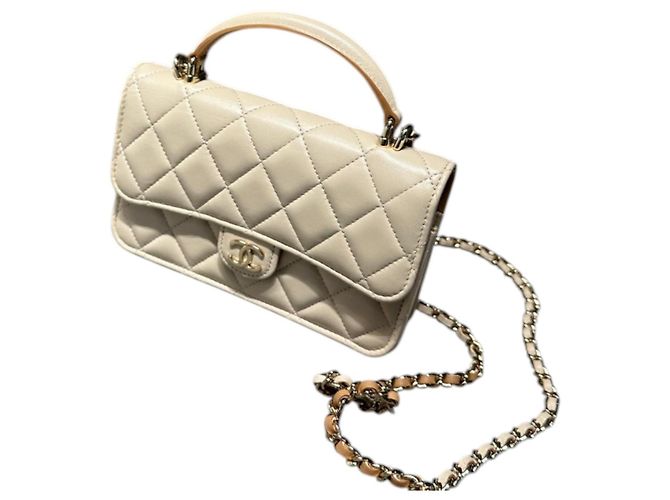 Borsa a patta porta-cellulare Chanel in pelle d'agnello matelassé beige e marrone con catena e hardware light gold, 2023 - vista 4