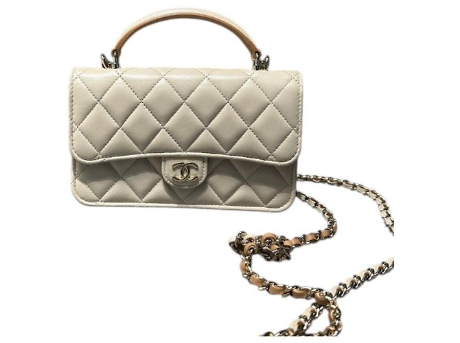 Borsa a patta porta-cellulare Chanel in pelle d'agnello matelassé beige e marrone con catena e hardware light gold, 2023 - vista 5