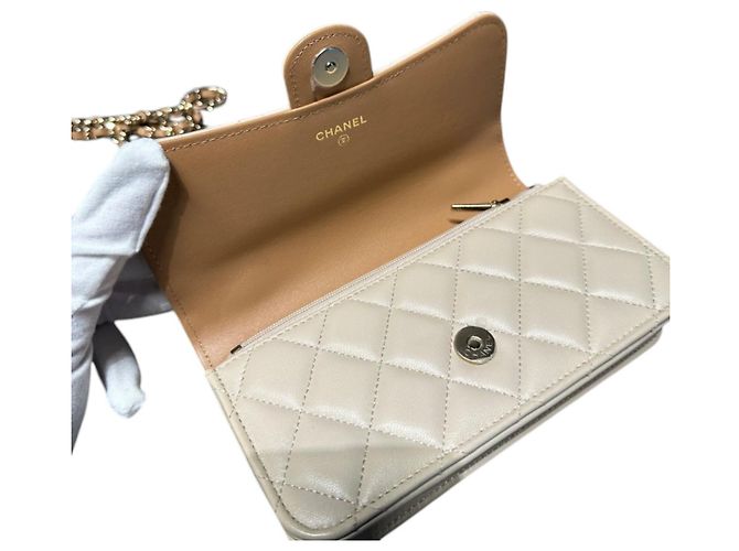 Borsa a patta porta-cellulare Chanel in pelle d'agnello matelassé beige e marrone con catena e hardware light gold, 2023 - vista 7