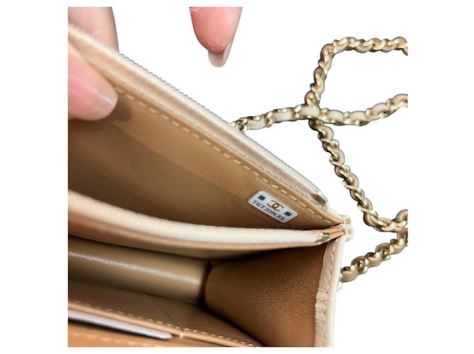 Borsa a patta porta-cellulare Chanel in pelle d'agnello matelassé beige e marrone con catena e hardware light gold, 2023 - vista 9