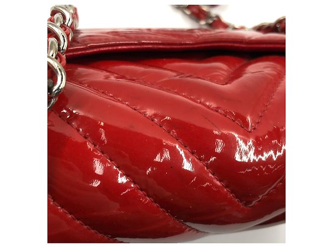 Bolso Chanel Classic Flap de charol rojo chevron Roja - vista 15