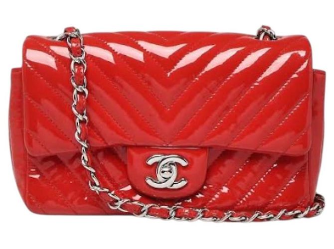 Bolso Chanel Classic Flap de charol rojo chevron Roja - vista 2