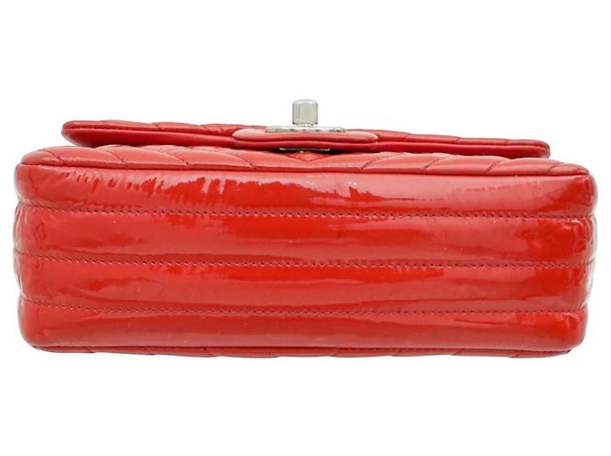 Bolso Chanel Classic Flap de charol rojo chevron Roja - vista 8