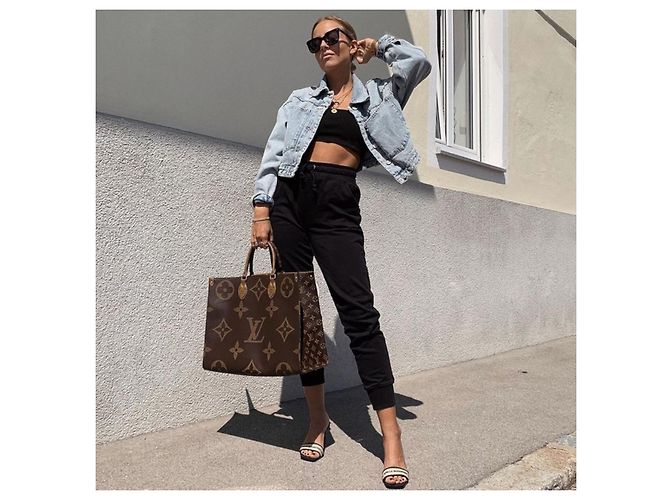 Bolsa Louis Vuitton OnTheGo MM Marrom Monograma - vista 2