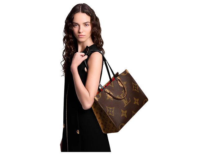 Bolsa Louis Vuitton OnTheGo MM Marrom Monograma - vista 3