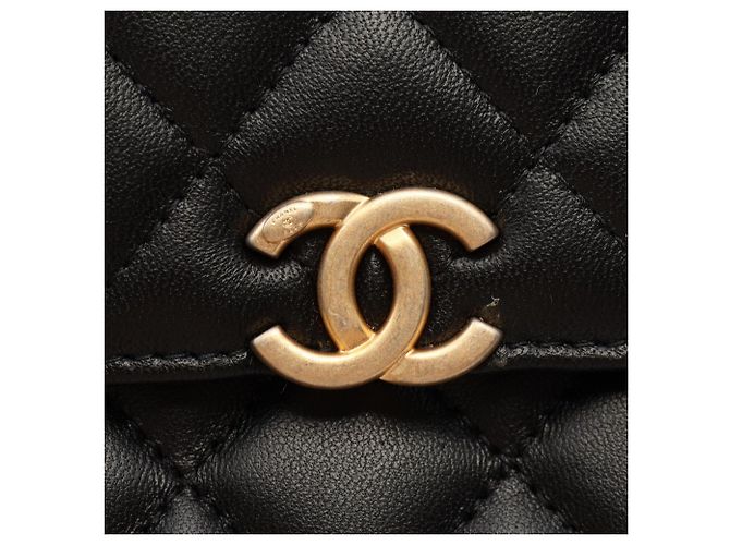 Timeless Chanel Matelassé Schultertasche aus schwarzem Lammleder - Ansicht 6
