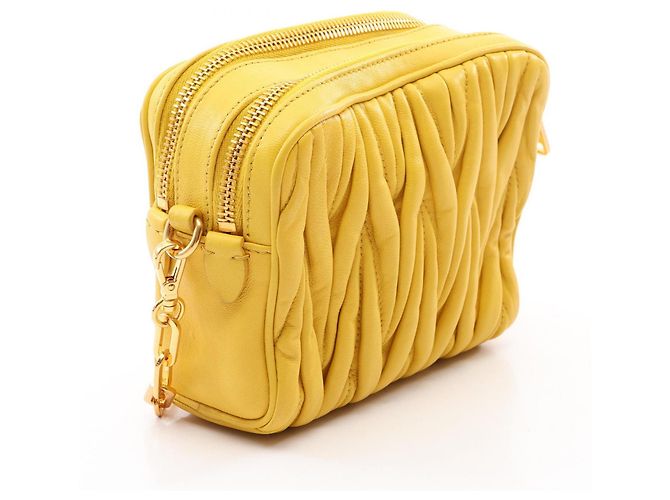 Bolsa de Ombro Miu Miu em Couro Matelassé Amarelo - vista 2