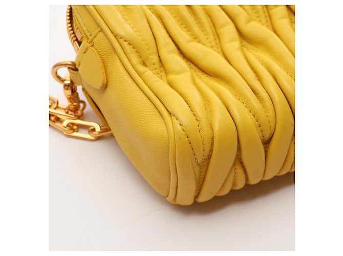 Bolsa de Ombro Miu Miu em Couro Matelassé Amarelo - vista 8