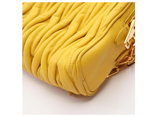 Bolsa de Ombro Miu Miu em Couro Matelassé Amarelo - vista 9