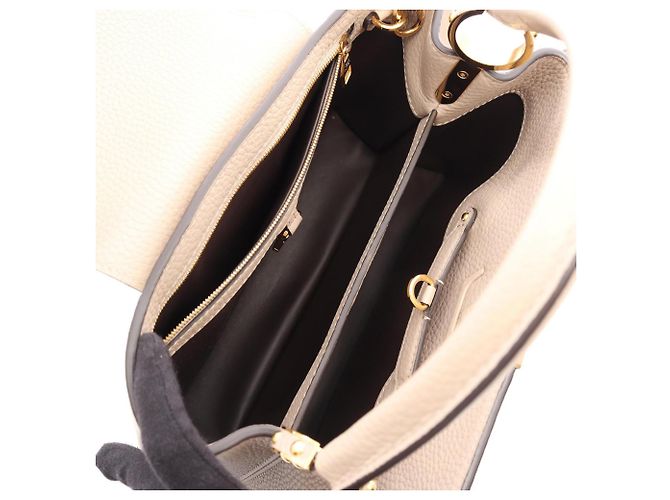 Bolsa Louis Vuitton Capucines PM Parnasséa Bege - vista 3