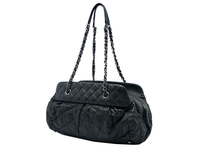 Borsa Bowling Chanel Chic Quilt in vitello iridescente matelassé nero - vista 2