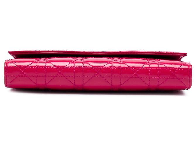 Portafoglio con catena Lady Dior in pelle vernice rosa Cannage di Dior - vista 3