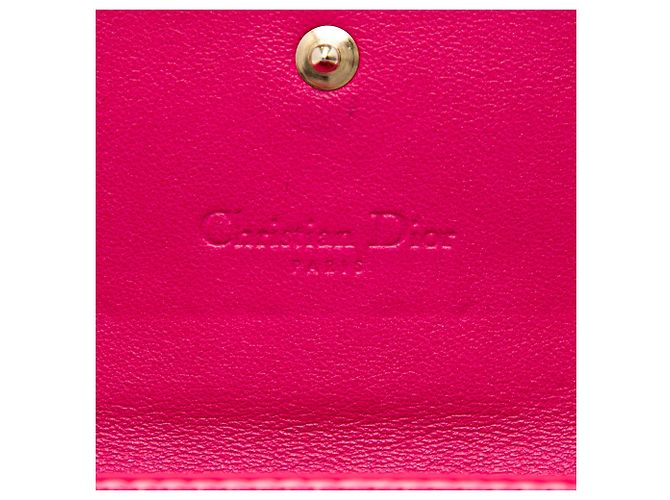Portafoglio con catena Lady Dior in pelle vernice rosa Cannage di Dior - vista 5