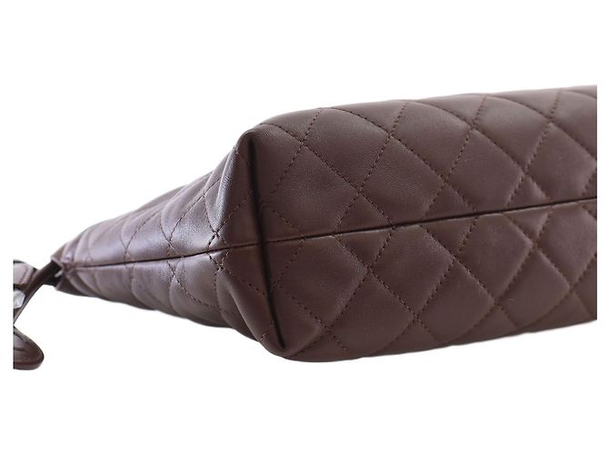 Clutch Chanel Brown CC Quilted Lambskin con cordón y correa Castaño - vista 14