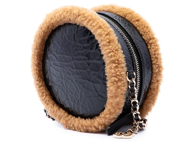 Clutch rotonda Chanel in pelle di pecora lucida stropicciata con bordo in shearling nero e catena - vista 2