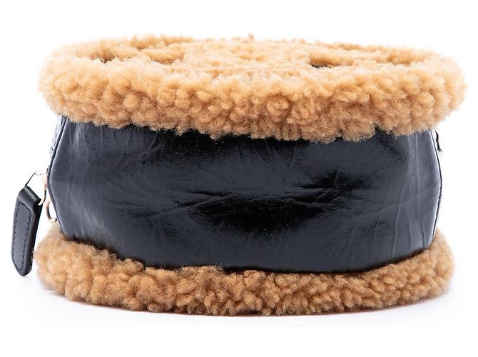 Clutch rotonda Chanel in pelle di pecora lucida stropicciata con bordo in shearling nero e catena - vista 3