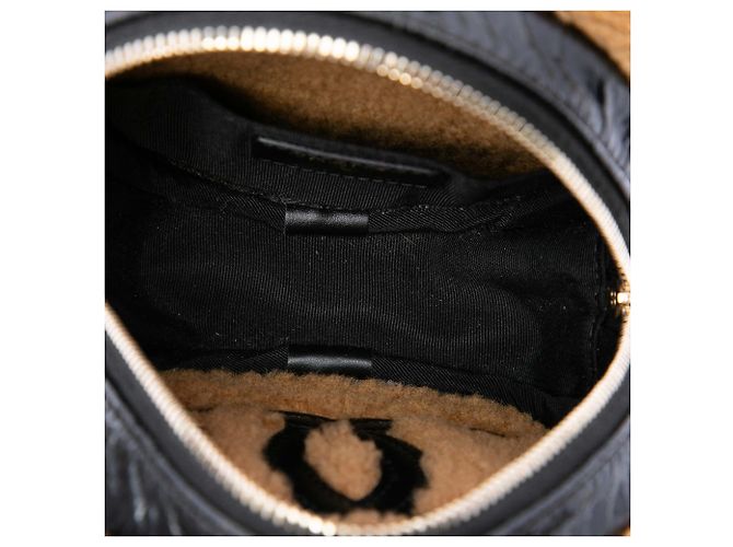Clutch rotonda Chanel in pelle di pecora lucida stropicciata con bordo in shearling nero e catena - vista 4