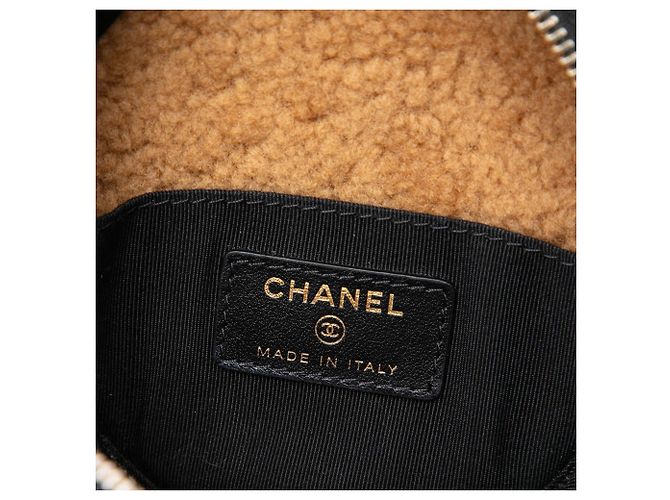 Clutch rotonda Chanel in pelle di pecora lucida stropicciata con bordo in shearling nero e catena - vista 5