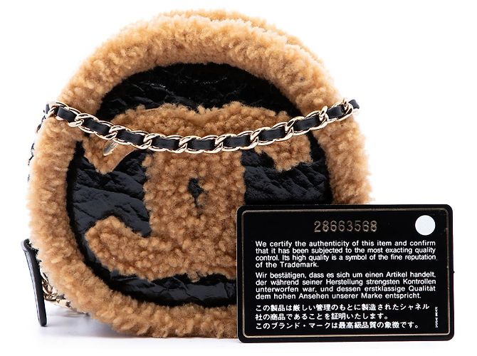 Clutch rotonda Chanel in pelle di pecora lucida stropicciata con bordo in shearling nero e catena - vista 7