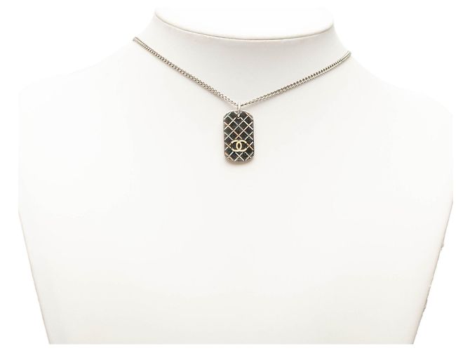 Collar con colgante de placa militar acolchada de latón CC plateado Chanel Plata - vista 6