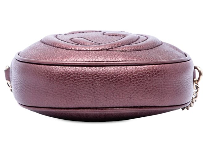 Gucci Mini Borsa a Tracolla Soho in Pelle di Vitello Martellata Metallizzata Viola con Catena - vista 3