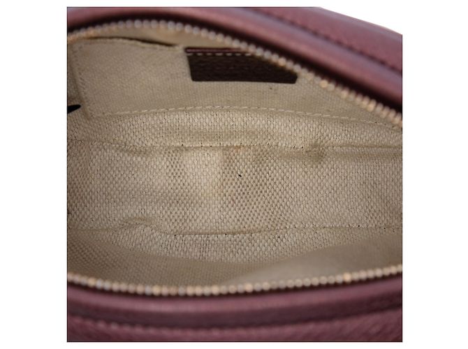 Gucci Mini Borsa a Tracolla Soho in Pelle di Vitello Martellata Metallizzata Viola con Catena - vista 4