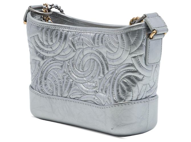 Chanel Gabrielle Hobo Small in vitello metallizzato argento con cuciture CC - vista 2